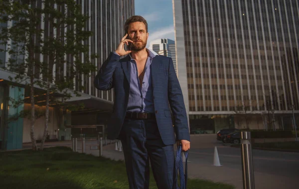 Homem de negócios caucasiano a falar ao telefone. Homem de negócios de moda sexy. — Fotografia de Stock