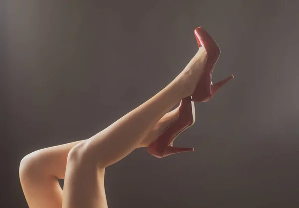 Benen op rode hakken. Modestijl. Meisje sexy voeten. — Stockfoto