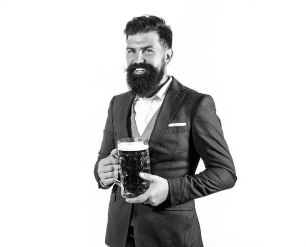 Lustiger bärtiger Mann im klassischen Anzug mit Glas und Bier in der Hand. Lächelnder Mann mit Bier. Barkeeper, glücklicher Brauer mit Bart. — Stockfoto