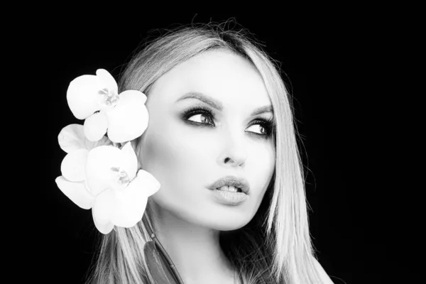 Primo piano di trucco con fiore di orchidea. concetto di cura di bellezza. — Foto Stock