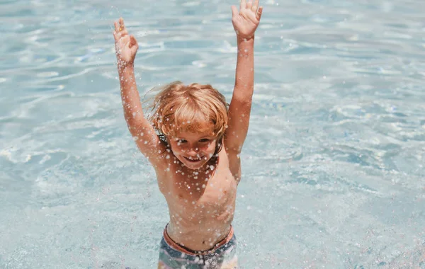 小男孩在游泳池里游泳，玩水玩乐，夏季休闲活动展开双臂. — 图库照片