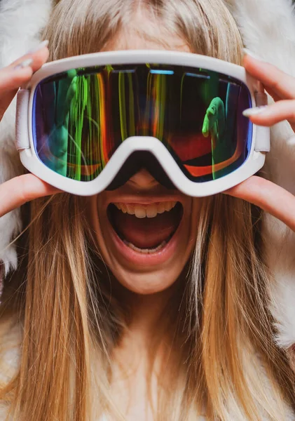 Heyecanlı komik kadın portresi Kar gözlüklü kayakçı veya kayakçı. — Stok fotoğraf