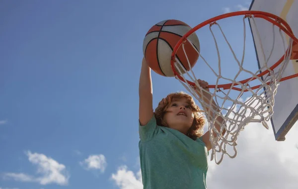 Koszykówka dzieciak gracz działa w górę i zanurzając piłkę. — Zdjęcie stockowe