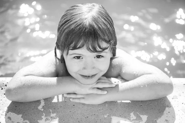 수영장 사진을 가까이에 두고 있는 백인 아이입니다. 애들은 얼굴이야. 아이들의 여름 활동. — 스톡 사진