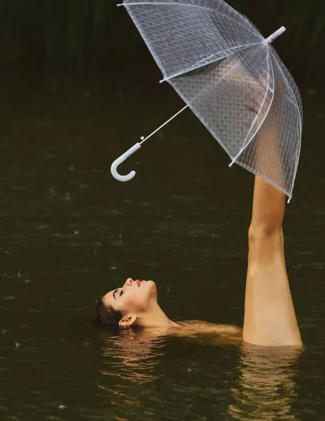 Chuva lá fora, inundação. Hora do Outono. Menina nua com guarda-chuva. — Fotografia de Stock