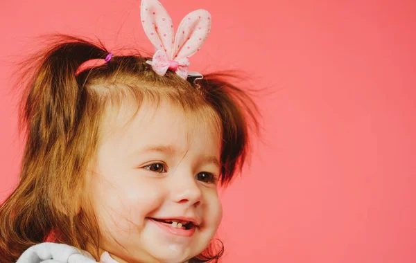 Κοντινό πασχαλινό λαγουδάκι πρόσωπο μωρού με αυτιά κουνελιού και κοτσίδες που απομονώνονται σε ροζ φόντο. — Φωτογραφία Αρχείου