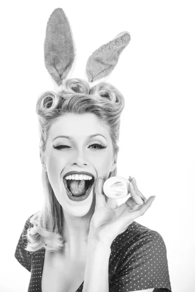 Pin-up Pasen. Sexy vrouw in konijnenoren knipogend. Lief schattig meisje in konijnenoren dat Pasen viert. Geïsoleerde witte achtergrond. Vrouw met paashaas oren en ziet er heel sensueel uit. — Stockfoto