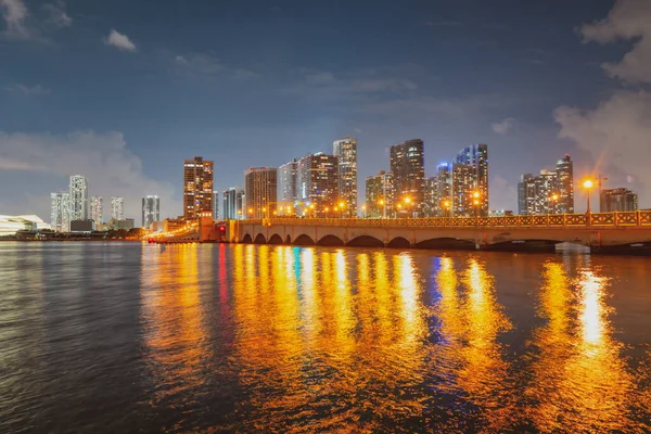 Miami városkép a Biscayne öbölből. — Stock Fotó