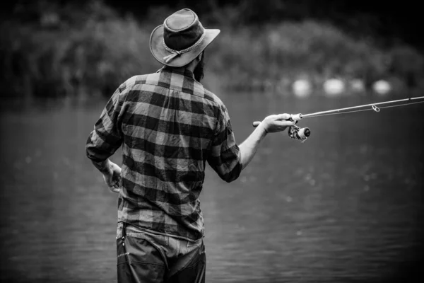 釣りは無しだ。淡水湖の池の川釣り。趣味やスポーツ活動。フライフィッシングに成功。週末だ。ひげを生やした漁師。インスピレーションで作る。楽しい時間を過ごす. — ストック写真