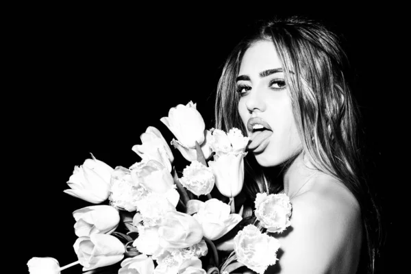Sensual girl with tongue tulips. Blowjob kiss, sensual tongue licks a tulip flower. Sexy female mouth and spring flower. Licking. — Foto Stock