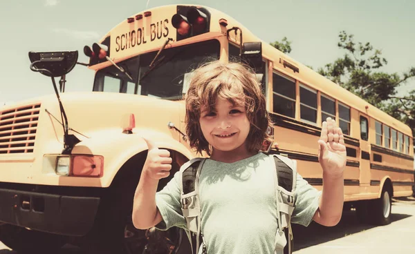 Kind aus der Grundschule mit Tasche im Schulbus. Glückliche Schulkinder. — Stockfoto