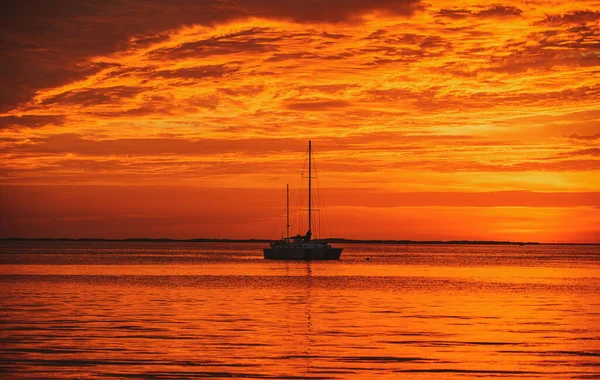 Sommarsemester på havsvatten. Reser segelbåt. Båt till sjöss. Segelbåtar på havet havsvatten. — Stockfoto