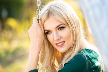 Güzel, sarışın, romantik genç bir kadının portresi. Güzel bir kızın açık hava portresi. Neşeli kadın model, yüzünü kapat..