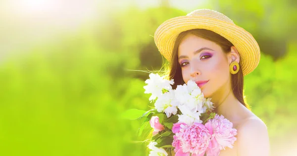 Krásná mladá žena poblíž kvetoucího jarního stromu. Mládež, láska, móda, romantika a životní styl koncepce. Krásná tvář mladé ženy. Šťastná krásná mladá dívka relaxační v květu parku. — Stock fotografie