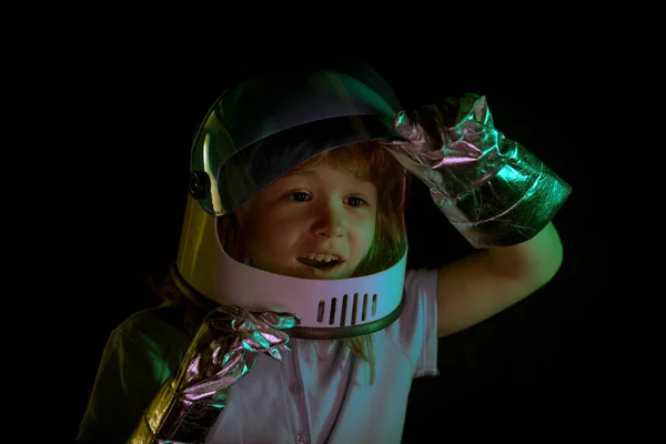 Incroyable petit garçon jouant pour être un astronaute avec casque spatial et combinaison en métal. Gros plan excité enfants visage. — Photo