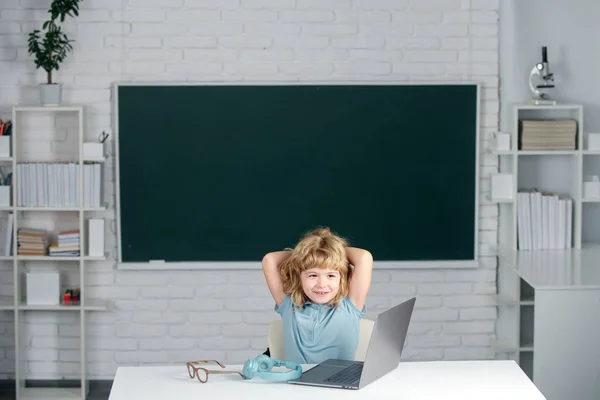 Schüler lernen Mathe während des Online-Unterrichts im Klassenzimmer, Online-Bildung. — Stockfoto