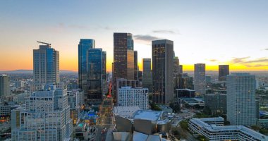 Los Angeles şehir manzarası. Los Angeles şehir merkezinde gökdelenleri olan panoramik bir şehir. Los Angeles kökenli Kaliforniya teması. Los Angeles şehir merkezi..