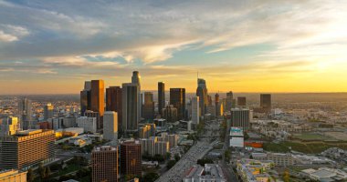 Los Angeles hava görüntüsü, İHA ile uçuyor. Los Angeles şehri. Gün batımında gökyüzü manzaralı..
