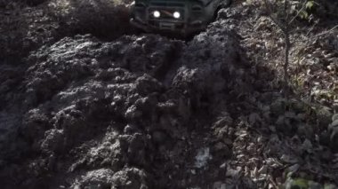 Off-road lastiği ıslak ve kuru çamurla kirlenmiş. Çamurda kirli tekerlekler. Tekerlekleri ve toza dönüşen off-road 'u hareket ettir..