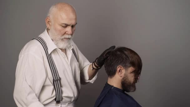 Coloração do cabelo no processo de cor cinza. Cabeleireiro aplicando matiz colorido no homem modelos de cabelo. Colorir o processo de cabelo homem. Cabelo pintado para um hipster barbudo. — Vídeo de Stock