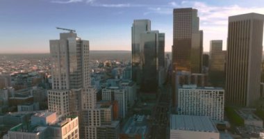 Günbatımında gökdelenler gökyüzü manzaralı Los Angeles şehri. Los Angeles Meleklerinin Uçuşu, İHA ile Los Angeles 'ı filme aldı..