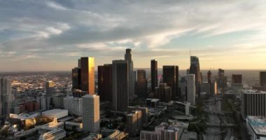 Los Angeles şehir merkezi hava manzaralı, şehrin iş merkezi. Top Aerial View Sinemasal Drone Görüntüsü.