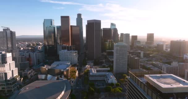 Avión no tripulado volando en Los Ángeles. Vista aérea urbana del centro de la ciudad con rascacielos de Los Ángeles vuelo aéreo con dron. — Vídeo de stock