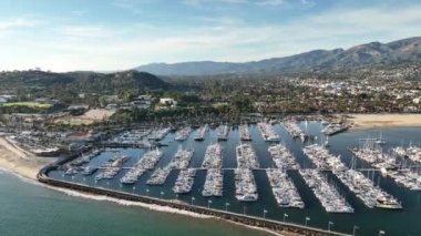 Santa Barbara California Liman İskelesi, insansız hava aracı. Santa Barbara 'da okyanusa yakın uçmak, CA. Yatlar ve tekneler. İskele, iskele. Marina alicante.