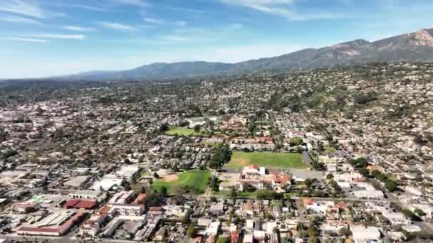 Санта-Барбара Сити Спейс в Калифорнии. Дрон. Воздушный вертолет, летящий на Санта-Барбаре. — стоковое видео