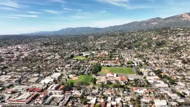 カリフォルニア州のサンタバーバラ市の風景。ドローンだ。サンタバーバラを飛行する空中ヘリコプターのショット. — ストック動画