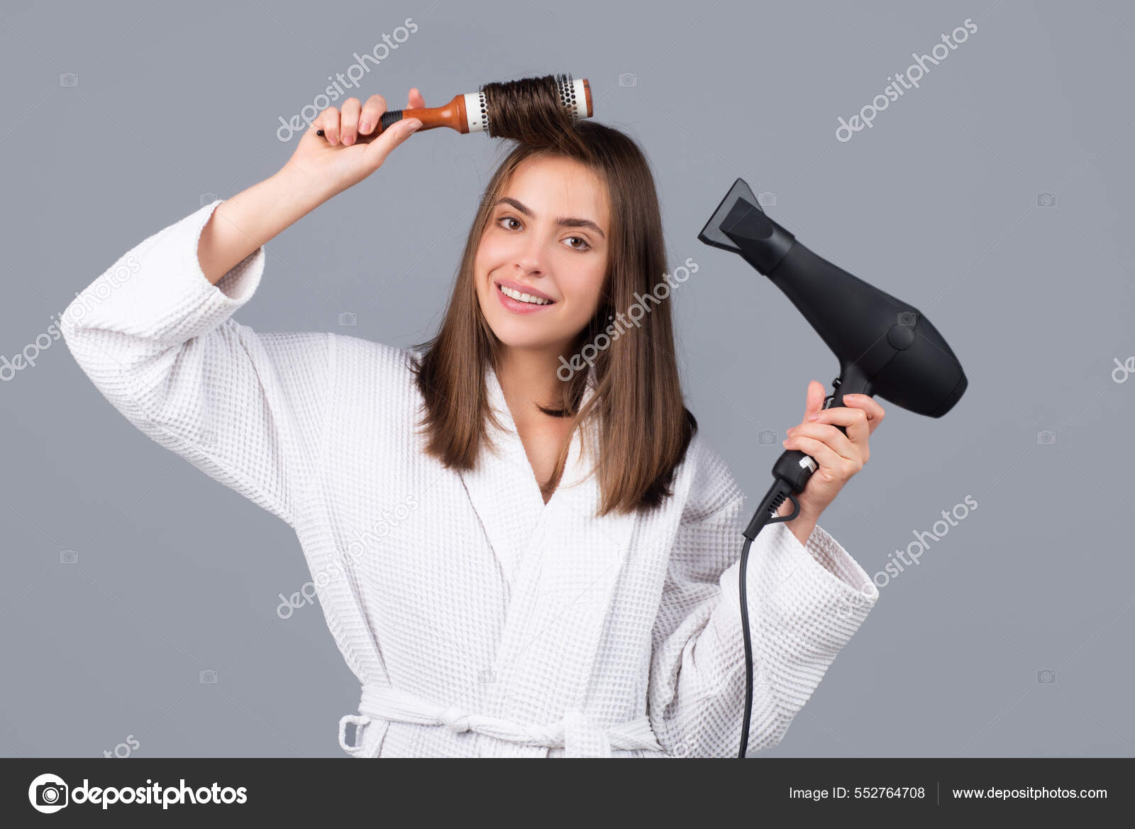 Mão feminina segurando secador de cabelo, isolado