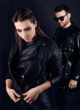 Kentsel siyah elbiseli modern şık bir çift. Vogue tarzı ve modaya uygun görünüm.