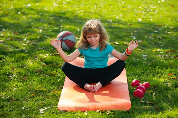 孩子们在户外运动。健康儿童的生活方式。公园里的瑜伽孩子们在做瑜伽。生活方式休闲的概念，夏天户外与自然的和谐. — 图库照片