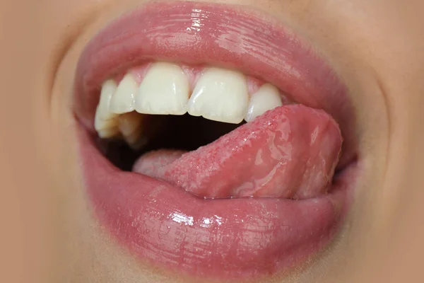 Des lèvres rouges d'art. Les femmes sexy ouvrent la bouche, léchent, la langue sort. Léchage sensuel. — Photo
