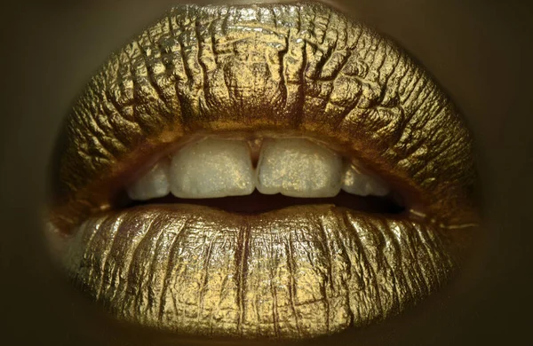 Gouden make-up. Kleurrijke sexy lippen, gouden kunst. Goud heldere make-up in de lippen. Art design make-up. — Stockfoto