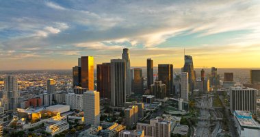 Los Angeles Şehir Merkezi, Top Aerial View 'ın sinematik dronu. Los Angeles Meleklerinin Uçuşu, İHA ile Los Angeles.