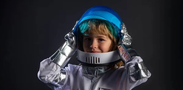 宇宙ヘルメットや宇宙飛行士や宇宙飛行士と遊ぶ子供の男の子. — ストック写真