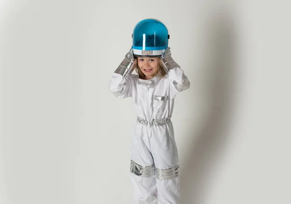 Bambino ragazzo è vestito con un costume da astronauta. Sfondo isolato con spazio di copia. — Foto Stock