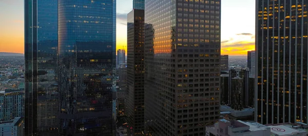 Städtische Luftaufnahme der Innenstadt von Los Angeles. Panorama-Wolkenkratzer der Stadt. Gebäude für Geschäftszentren. — Stockfoto