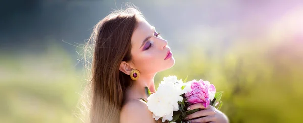 Attractive happy young woman portrait at summer. Freedom lifestyle springtime concept. Banner for header website design, copy space. Sensual woman outdoor, young pretty girl. — Stock Photo, Image