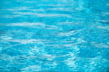 Soyut dalgalanma dalgası ve yüzme havuzunda berrak turkuaz su yüzeyi, arka plan ve soyut tasarım için mavi su dalgası.