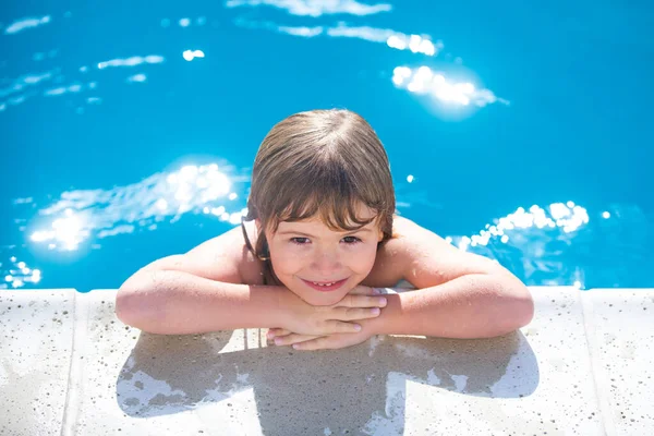 Portrait of a cute child boy in swimming pool. Close up caucasian kids face. Kids summer activities. — Stock Photo, Image