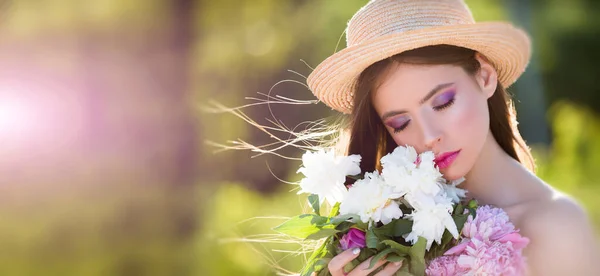 Vacker romantisk ung kvinna på våren blommor poserar pÃ ¥en blomma bakgrund. Skönhet romantiskt porträtt av ung ganska vacker kvinna. Banner för sidhuvud webbplats design, kopiera utrymme. — Stockfoto