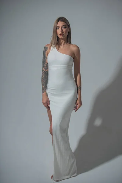 スタイルトレンドホワイトドレスのモデル。流行のドレスでファッション女性、ファッション高級現代スタイルモデル。かなり素敵な女の子着用ファッションドレス隔離された背景、フル長さ. — ストック写真
