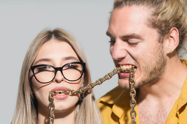 Μοντέρνοι νέοι άνθρωποι. Ζευγάρι με αλυσίδες στο στόμα. — Φωτογραφία Αρχείου