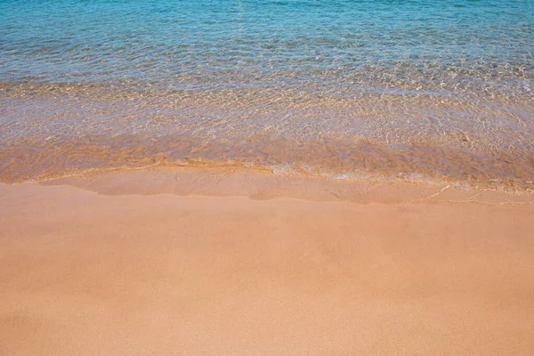 Błękitny ocean na piaszczystej plaży. Plaża o zachodzie słońca. Krajobraz plaży. Tropikalny krajobraz morski, spokój, spokojne, relaksujące światło słoneczne. — Zdjęcie stockowe