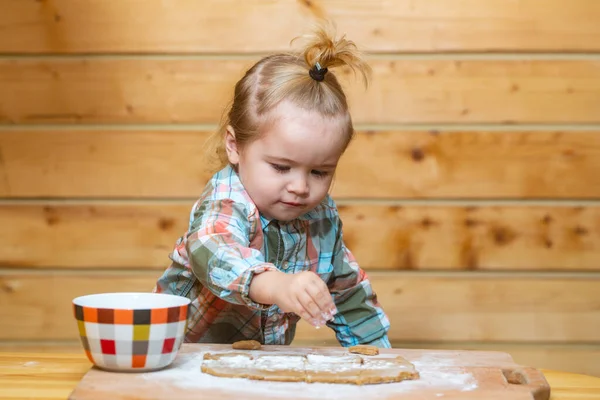 Criança de padeiro na cozinha. Menino na cozinha ajudando com a cozinha, brincando com a farinha. — Fotografia de Stock