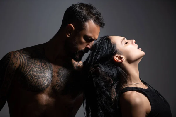 Aşık sevimli seksi çift. Erkek şehvetli kadını kucaklar. Moda ve güzellik, romantik erkek ve kız. Romantik çiftler kucaklaşır. Hassas tutkuları olan seksi, zarif bir çift. Erkeğin yanında güzel bir kadın.