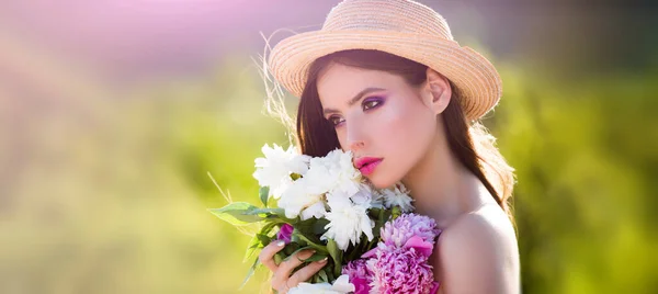 Utomhus mode foto av vackra unga kvinna i blommor. Sensuell flicka på våren blomma bakgrund. Banner för sidhuvud webbplats design, kopiera utrymme. — Stockfoto