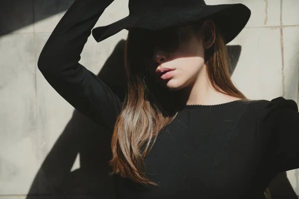 Kvinnligt mode. Vacker sexig tjej i hatt med casual klänning promenader på gatan. — Stockfoto